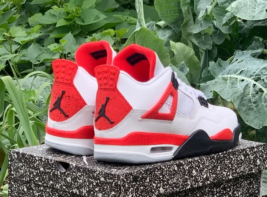 Baskets Air Jordan 4 Red Cement