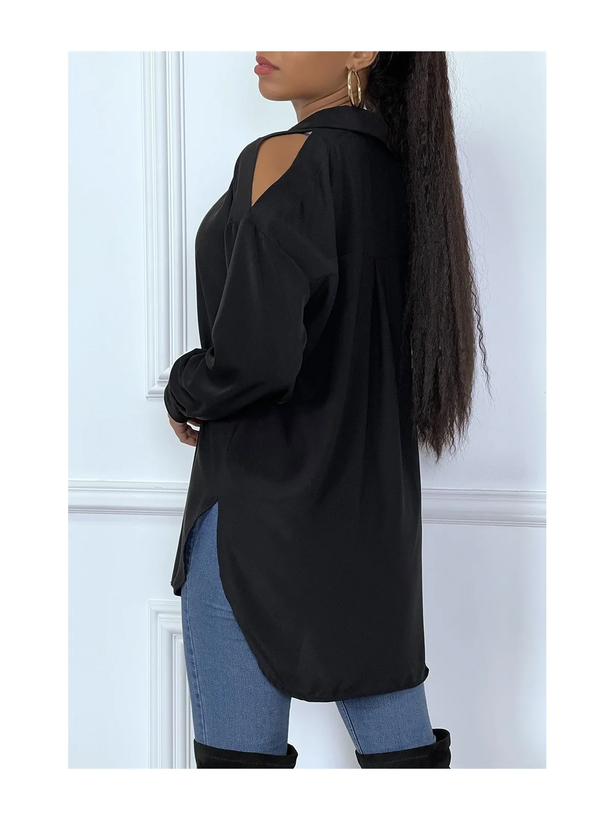 Chemise noire asymétrique à épaules dénudées