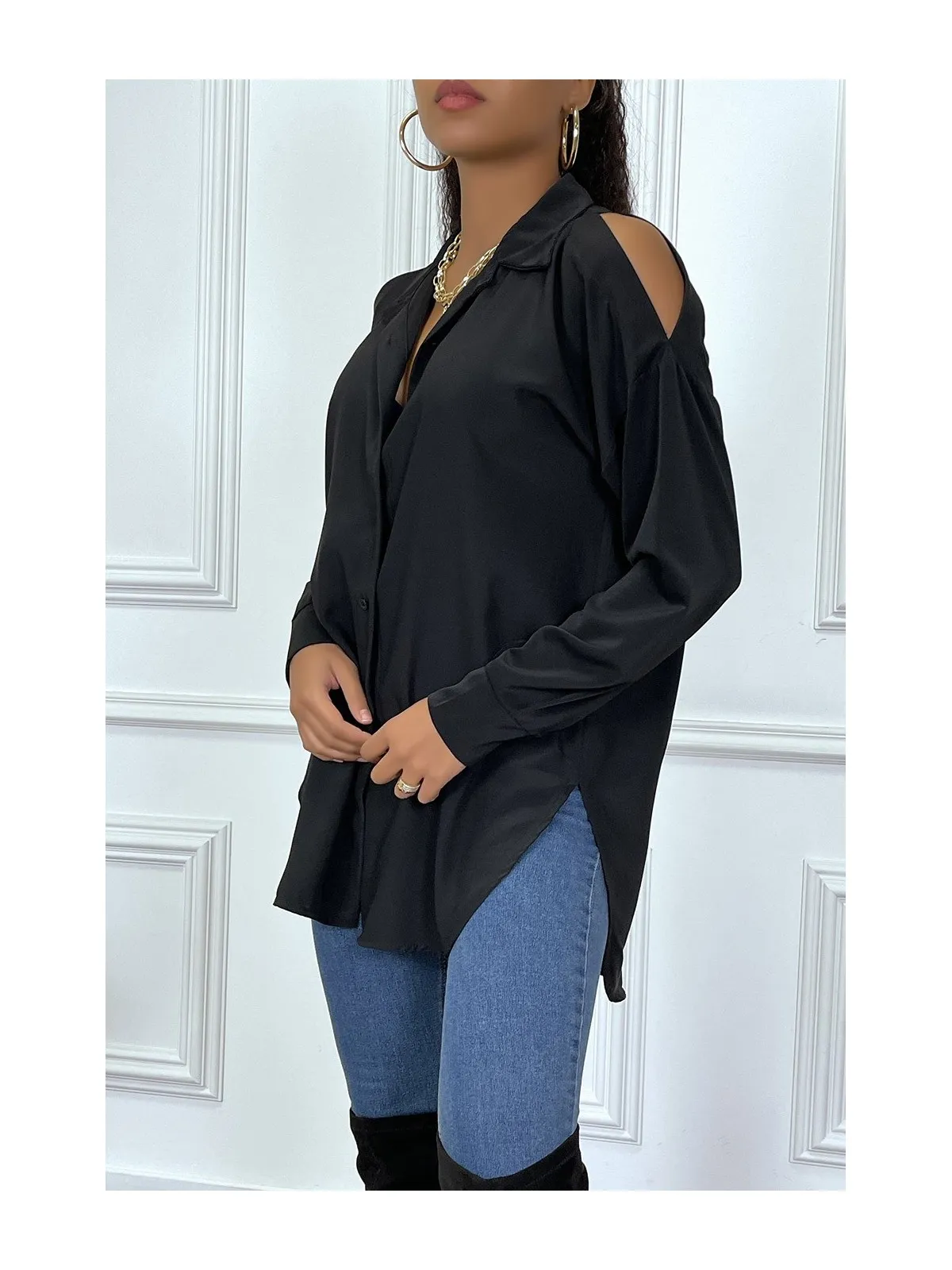 Chemise noire asymétrique à épaules dénudées