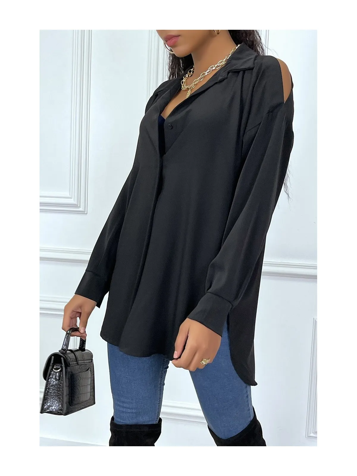 Chemise noire asymétrique à épaules dénudées