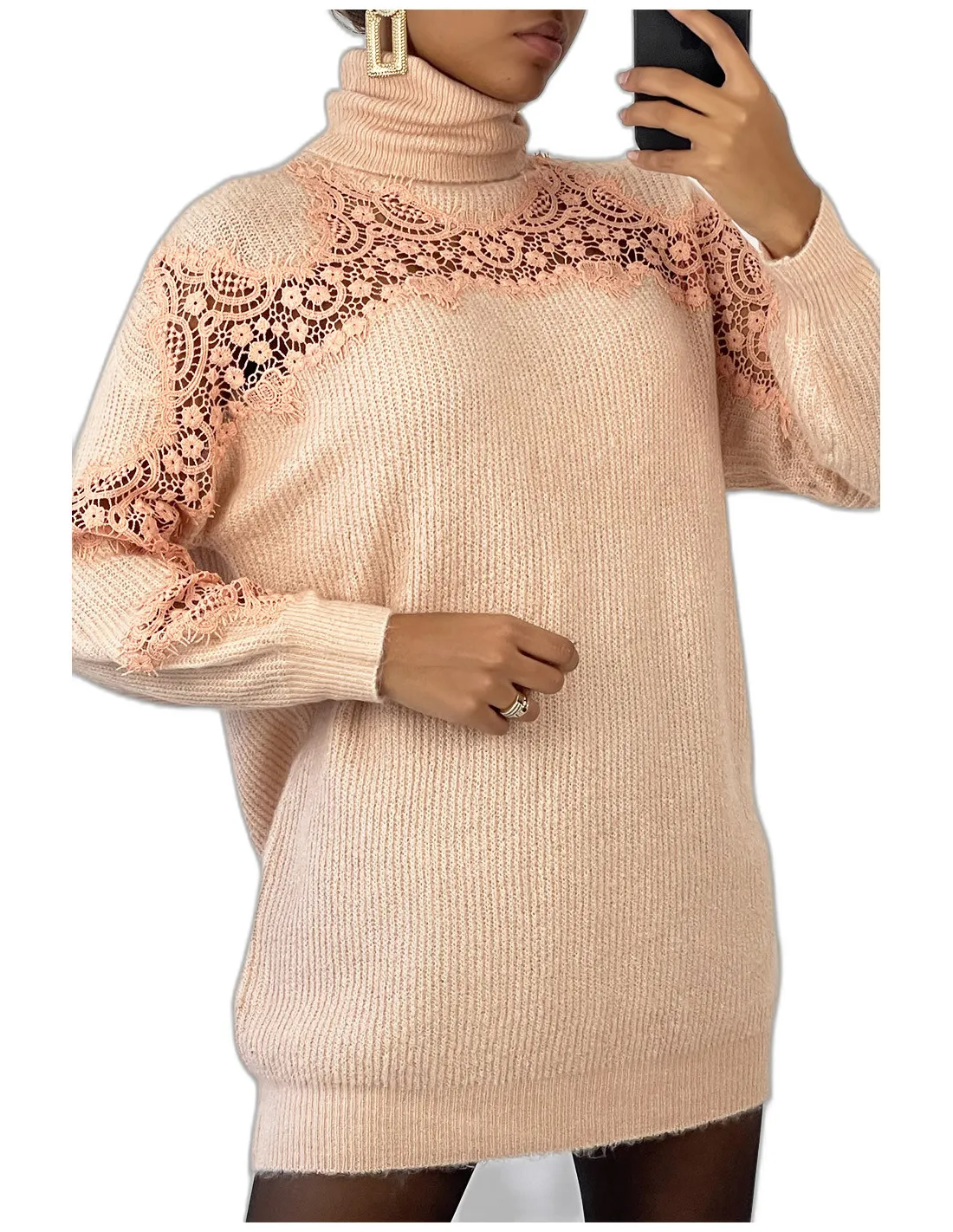 Pull col roulé long couleur rose à détails broderie ajourée