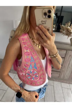 Veste courte sans manches rose motifs brodés